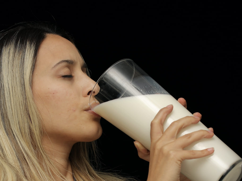 ミルクを飲む女性